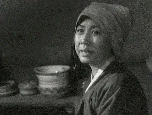 日军抓一妇女洗衣做饭,她杀鸡取血写了5字,日军我们必死无疑
