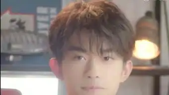 国庆献礼特辑,十点视频放出易烊千玺拍摄花絮
