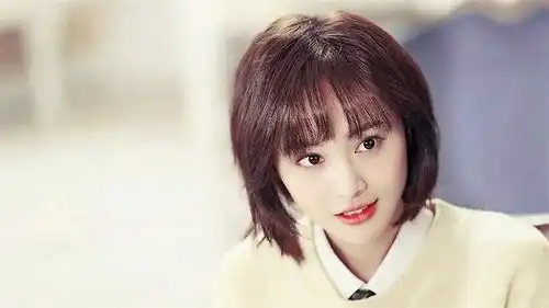 郑爽被粉丝偶然拍下素颜照片,网友这像是27岁的女孩子吗