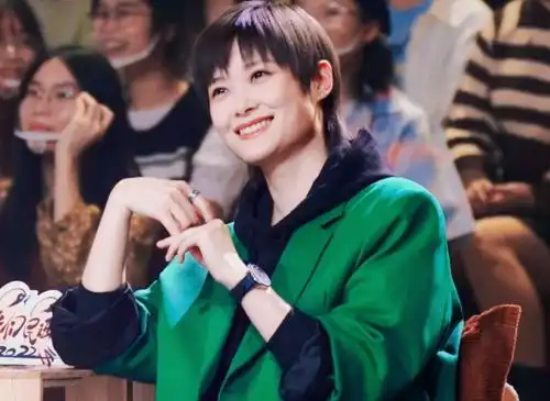 微博之夜晒封面大海报,迪丽热巴杨紫靠边站,李宇春站位惹争议
