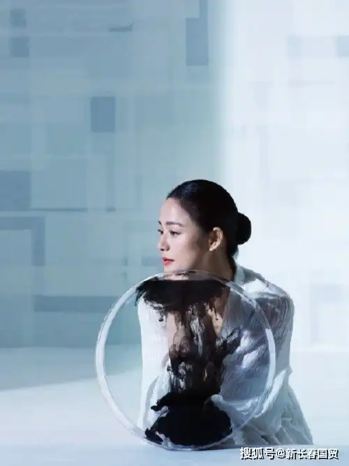 姜文42岁妻子近照曝光,微施粉黛复古红唇气质好
