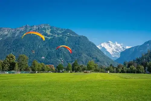 爱的迫降取景地,因特拉肯拒绝只当中转站
