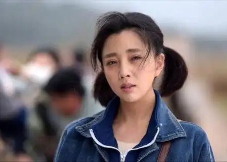 46岁殷桃胆真肥,衬衫直接光腿穿坐下要用手遮,水蜜桃身材太性感

