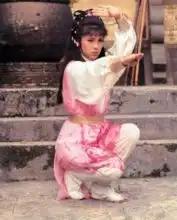 翁美玲当年在射雕英雄传剧组练武照曝光,内增高鞋很明显
