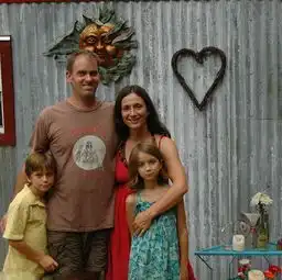 美一家四口蜗居15平米迷你房
