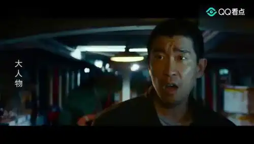 大人物警察与多名犯罪分子斗殴,场面无比激烈
