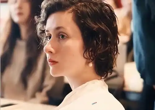 浙江一高校英语外教走红,人美气质佳,侧颜让学生怦然心动