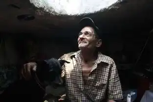 老夫妻6平米井下蜗居22年