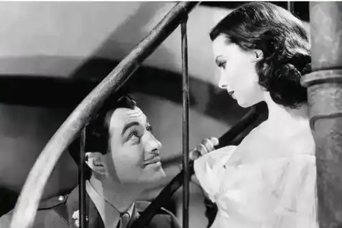 9分钟,他们为了钱脱得一丝不挂
