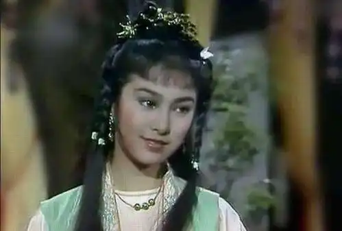 米雪从艺34年,曾坦言和成龙的感情伤痛,和一生挚爱相恋26年未婚