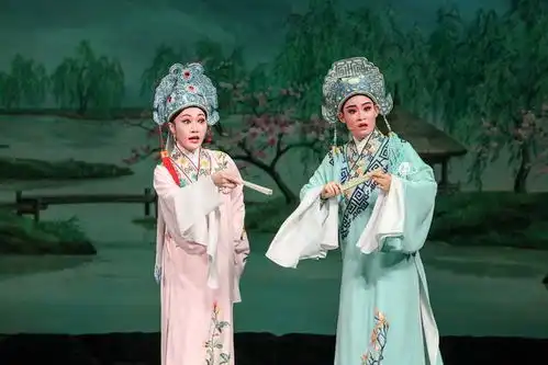 越剧演员本来全部是男性,第一个女班仅维持了六年