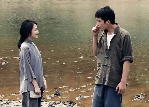 因吃烧烤而踏入娱乐圈,偶像派兼具实力派,小小年纪惨被母亲抛弃