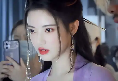 奔着白鹿去看长月烬明,却被22岁孙珍妮吸引,这长相认真的
