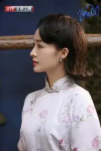 李沁着白色绣花旗袍玲珑有致
