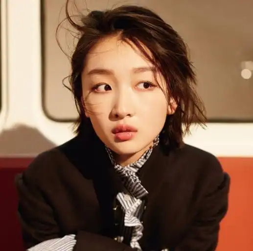 周冬雨童年照照片被公开,从小就有大哥风范,难怪长大后像假小子