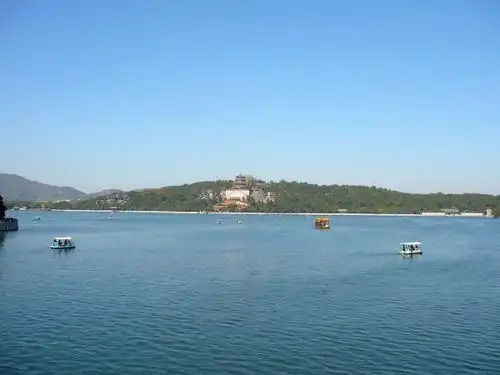 颐和园一文作者按游览的顺序抓住景物特点描写本文最突出的特点如长廊的,