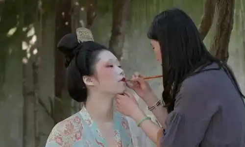 武则天牌粉底,慈禧牌洗面奶,这两个女生神还原宫廷最流行的化妆品