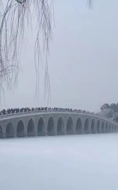 颐和园著名景点之一的桥梁,令人流连忘返
