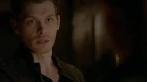 初代吸血鬼老公当着自己的面送给别人一条项链,老婆说你等回家的