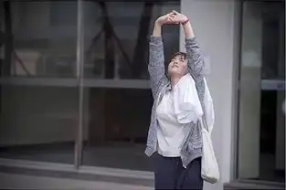 太阳的后裔宋慧乔同款包包乔妹示范减龄搭配法
