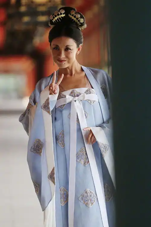 倪妮未免有些太拉仇恨了吧,素颜扮男装还能美成这样
