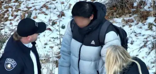 罗翔提醒中国留学生遭遇电诈勿打钱逮捕命令书错漏百出