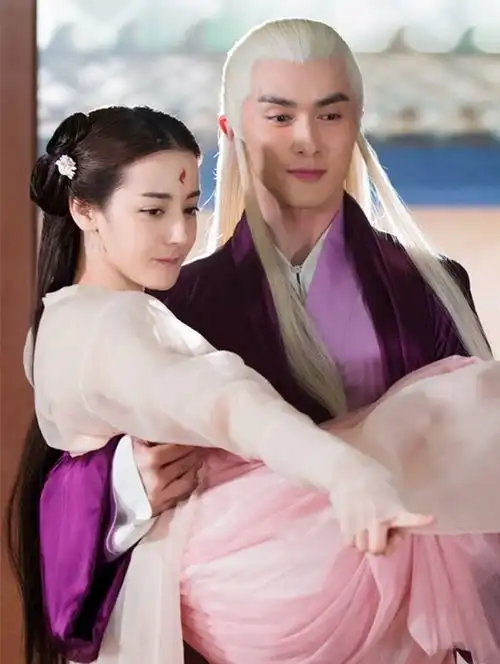 迪丽热巴黄景瑜疑似恋情曝光,网友热评两人因戏生情,颜值般配
