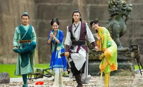 峰幂再次合作期待吧杨幂李易峰cos参加晚宴,众人笑掉大牙
