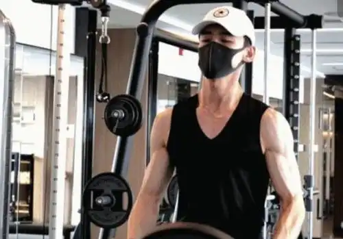 白敬亭健身照曝光,肌肉线条明显,腹肌抢眼,粉丝却喊话不要练了