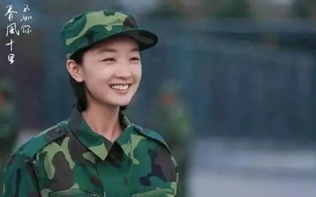 10大女星军装照赵丽颖可爱,杨幂英气,都不及最后一个

