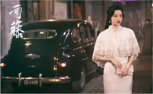 司藤才开播一天,网友就称她人间富贵花
