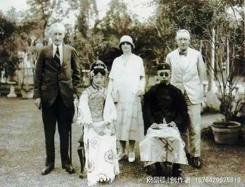 末代皇帝溥仪和皇后婉容的合照
