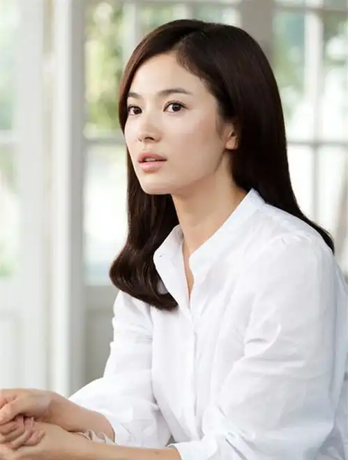 女人30不知道怎么穿学学宋慧乔,衬衫半身裙,意外减龄又时髦