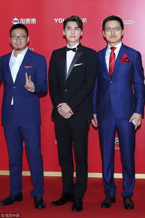 21届上海电影节开幕红毯李易峰西装革履帅气迷人
