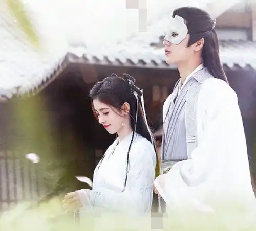 鞠婧祎再次搭档张哲瀚,两人依旧cp感十足,剧照太美太上头了
