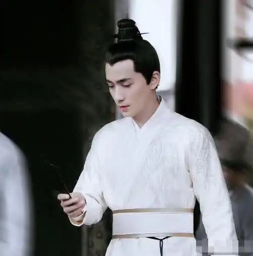 朱一龙穿上古装,红衣白衣都很惊艳,黑衣古装的他却像漫画里走出来的魔王
