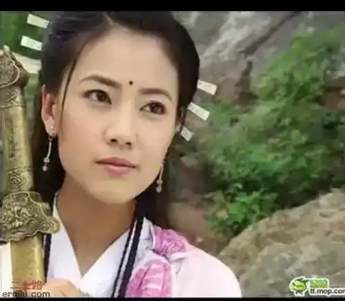 看了一下倚天屠龙记的剧照,发现高圆圆骨相和外貌...