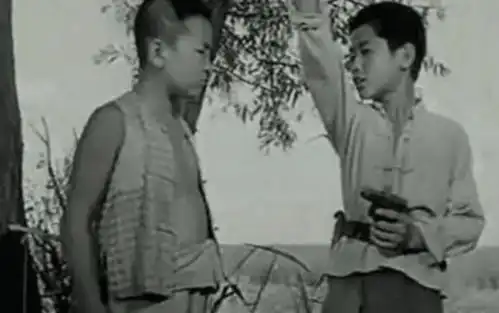 他16岁,抗战期间被日军发现,大吼8个字让日军弯腰致敬
