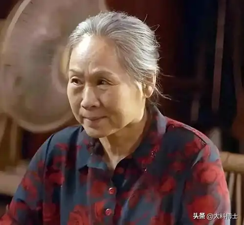 77岁苇青陕西被偶遇,满头银发气色好,很爱笑,仍在奔走拍戏
