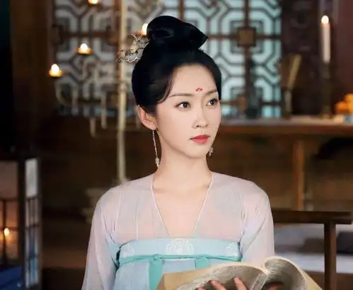 宣璐收到了来自义父何晟铭的小金人
