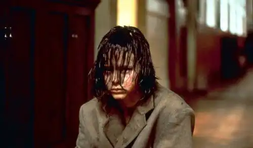 2男2女被困防空洞,18天后仅1个女人活着回来,结局让人背后发凉
