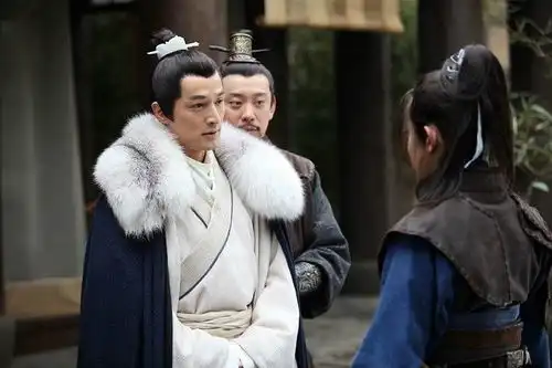 有翡结局王一博白披风帅炸9位穿披风古装男神,肖战红披风成毅蓝披风
