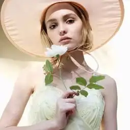 19岁吸粉300多万,好莱坞性感男神为她作绿叶,全世界都在等她长大
