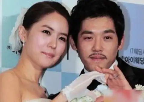 放羊的星星女主惹争议,穿着婆婆的裤子,躺在公公腿上