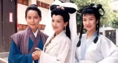 美女辅警发警服自拍不雅照被辞退,网友吵翻了你怎么看