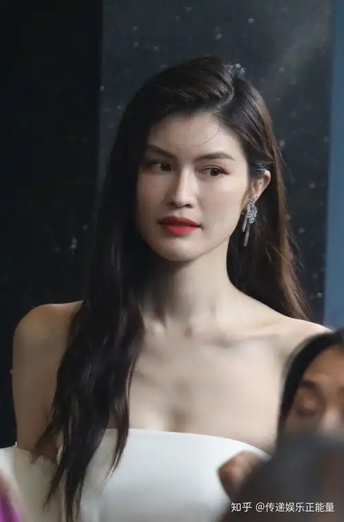 何穗,长发披肩,白色抹胸,曲线完美,真的太漂亮迷人了
