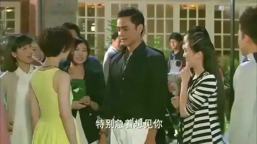 辣妈正传前男友当着男友面送美女礼物,这就有点尴尬了