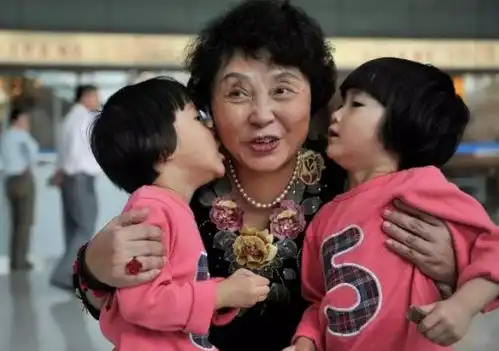 六旬失独母亲生下双胞胎八年后幸福被忧愁取代