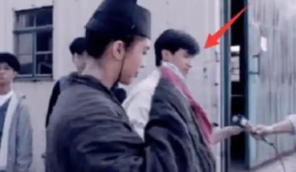 王祖贤多年前剧照流出,有谁注意过她旁边的小记者如今早成一线明星