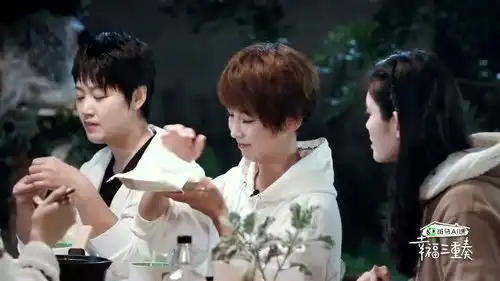 谢楠挑战吃人生第一块榴莲,不料喜欢上这个感觉了,吴京都上头了
